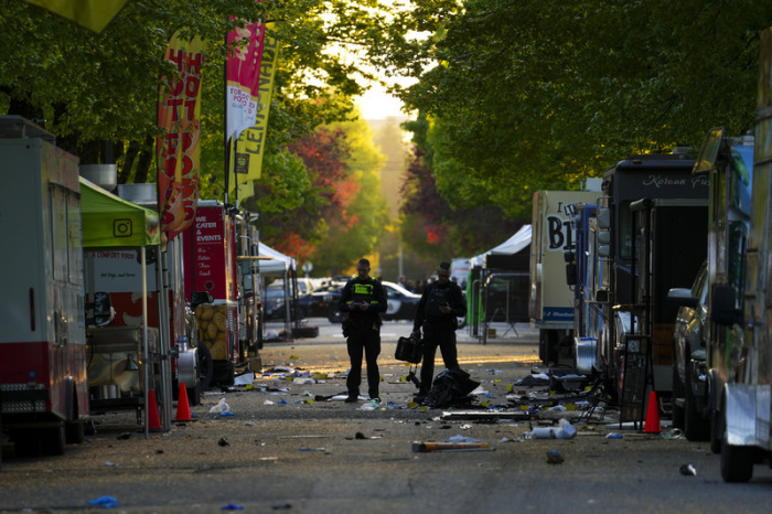 Mitglieder des forensischen Teams der Polizei von Vancouver untersuchen den Tatort, an dem ein Fahrzeug während eines philippinischen Kulturfestes in Vancouver in eine Menschenmenge fuhr. Foto: Sean Kilpatrick/The Canadian Press/ap/dpa