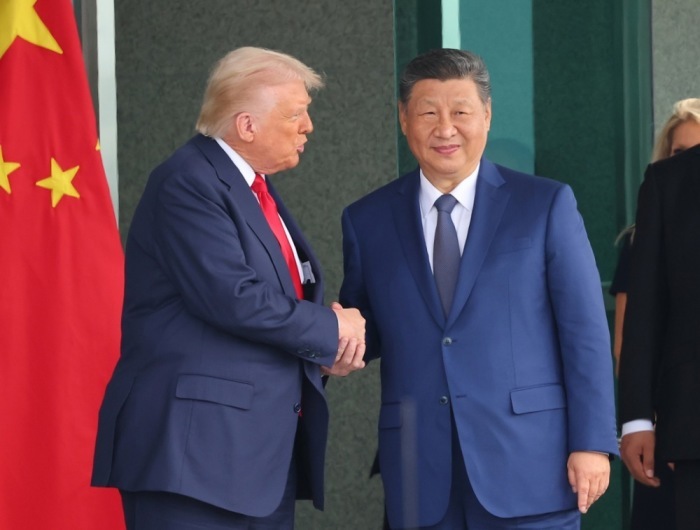 US-Präsident Donald Trump und Chinas Staatschef Xi Jinping geben sich nach ihrem Treffen auf einem Luftwaffenstützpunkt in Busan die Hand. Foto: epa/Yonhap