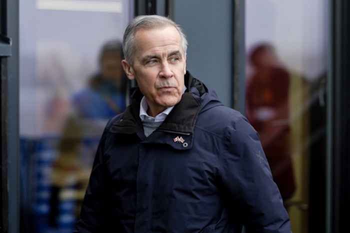 Kanadas Premierminister Mark Carney verfolgt das 50-km-Massenstart-Rennen beim Langlauf-Weltcup in Oslo. Foto: epa/Christoffer Andersen