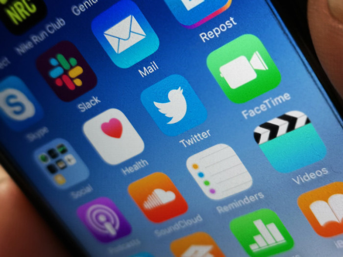 Das Logo der Anwendung Twitter ist auf einem Smartphone abgebildet. Foto: epa/Etienne Laurent