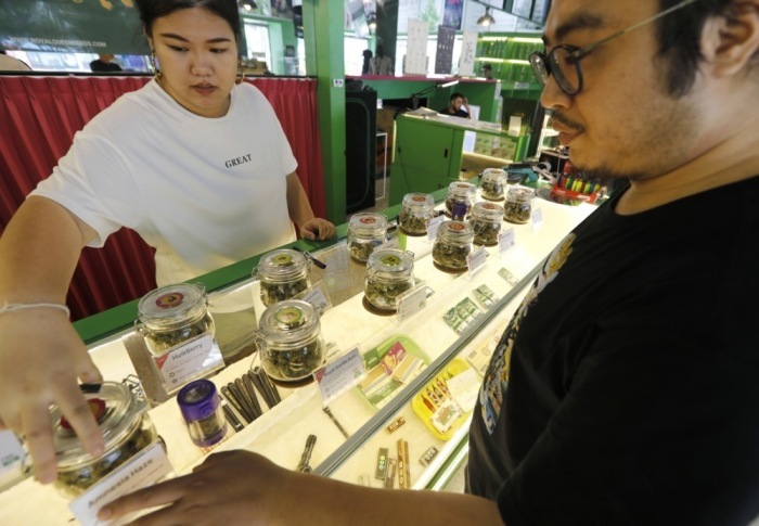Thailand: Eine Verkäuferin präsentiert Marihuana in einem Cannabis-Geschäft in der Bangkoker Innenstadt. Foto: epa-efe/Narong Sangnak