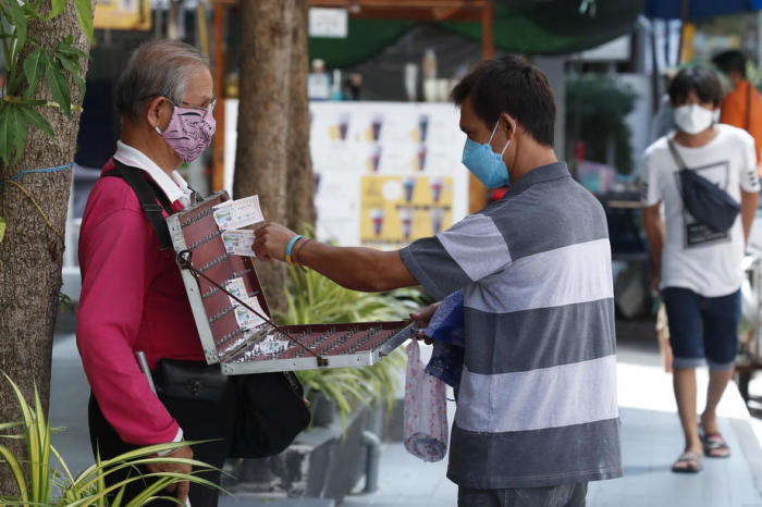 Lotterielosverkäufer in Bangkok. Foto: epa/Diego Azubel