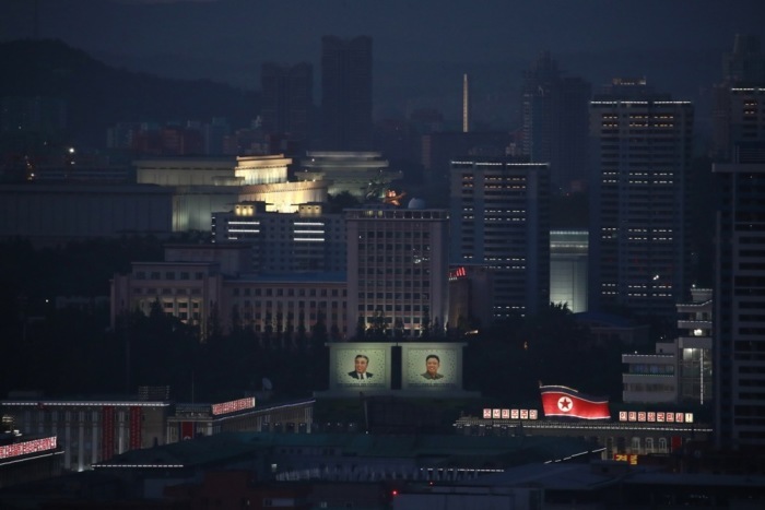 Porträts von Kim Il-sung und Kim Jong-il leuchten über den Straßen von Pjöngjang vor dem 70. Gründungsjubiläum Nordkoreas. Foto: epa/How Hwee Young