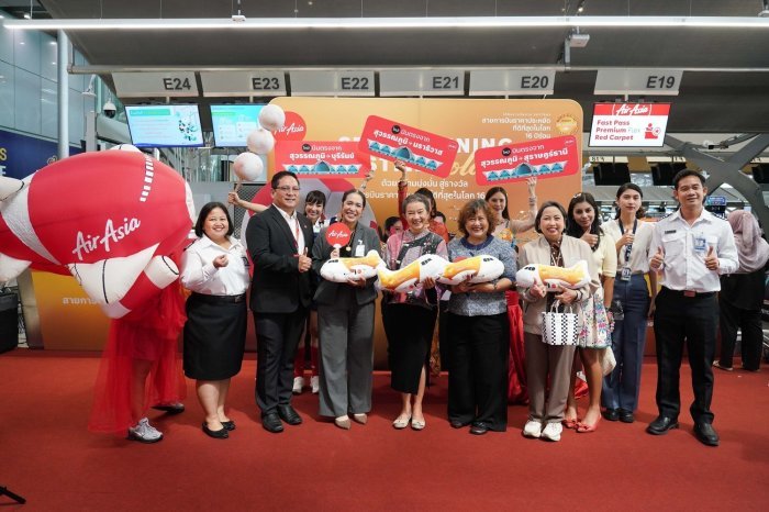 Thai AirAsia feiert neue Routen: Gäste posieren mit Plüschflugzeugen beim Abflug am Suvarnabhumi Airport. Bild: Thai AirAsia