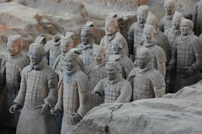 Einige Soldatenfiguren der sogenannten Terrakotta-Armee im Mausoleum Qin Shihuangdis im Stadtteil Lintong sind zu sehen. Foto: Penghua/Sipa Asia Via Zuma Wire/dpa