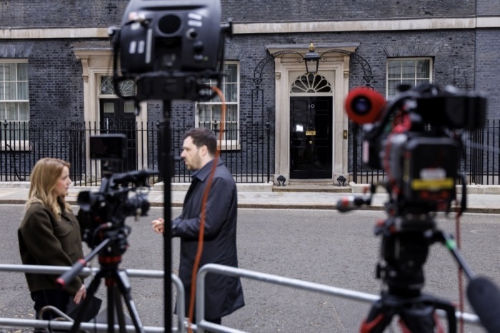 Journalisten stehen vor dem Amtssitz des britischen Premierministers in der Downing Street in London. Foto: EPA/Tolga Akmen