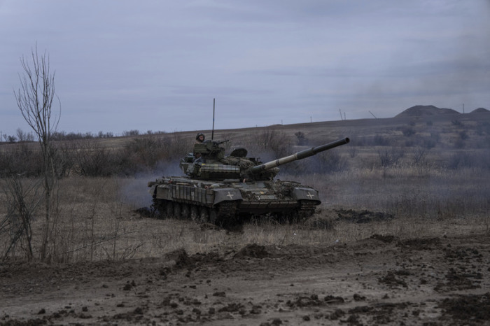 Ein ukrainischer Panzer fährt in der Nähe von Bachmut in Richtung Frontlinie. Foto: Evgeniy Maloletka/Ap/dpa