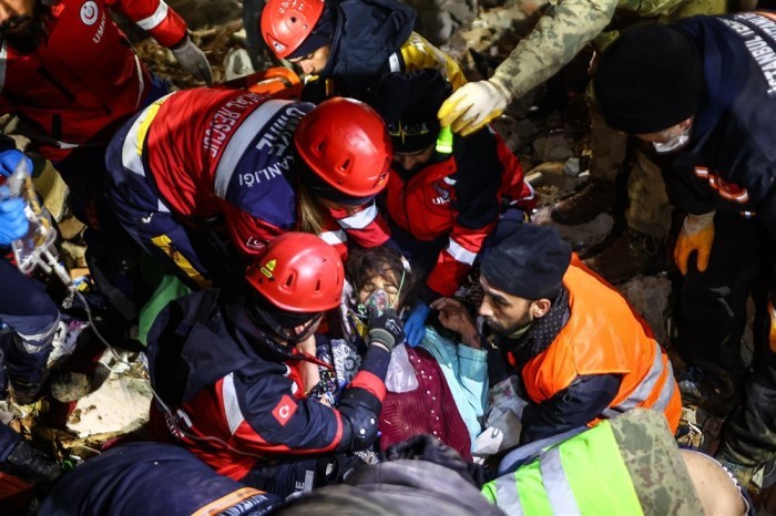 Die Rettungsmaßnahmen in Kahramanmaras nach dem schweren Erdbeben gehen weiter. Foto: epa/Sedat Suna