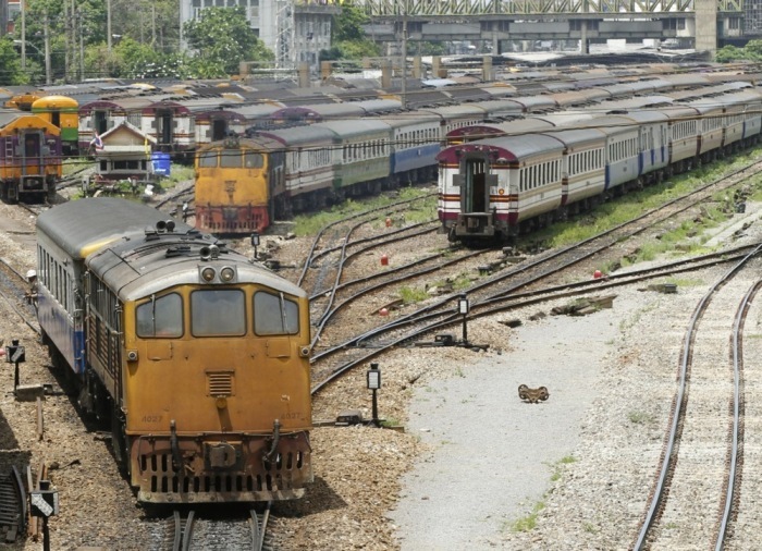Veraltete Fahrzeuge, Personalmangel und hohe Schulden zählen laut einer aktuellen Studie zu den größten Herausforderungen der thailändischen Staatsbahn SRT. Foto: epa/Narong Sangnak