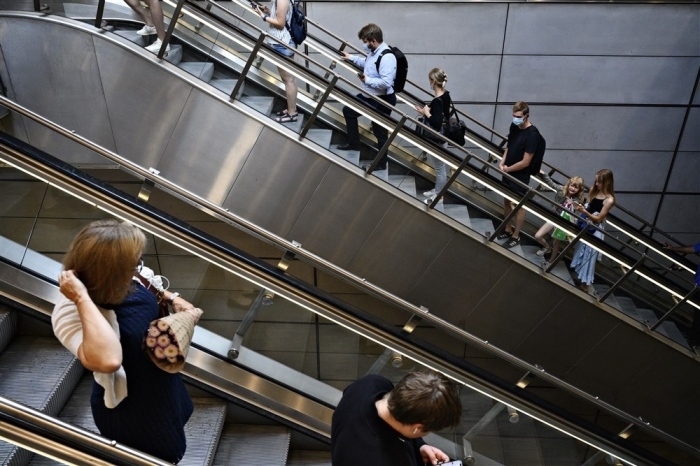 Fahrgäste in öffentlichen Verkehrsmitteln tragen Gesichtsmasken, wenn sie die Rolltreppen in einer U-Bahn-Station in Kopenhagen benutzen. Foto: epa/Philip Davali DÄnemark Out