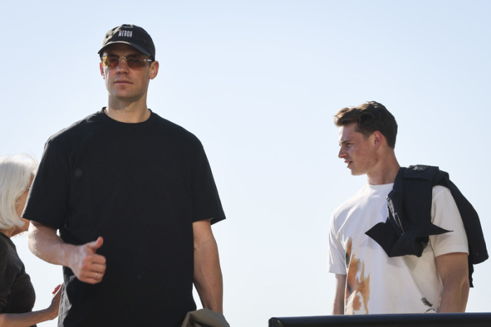 Manuel Neuer und Jonas Urbig spazieren während des WM-Trainingslagers am Lake Michigan in Chicago entlang. Foto: dpa/Christian Charisius