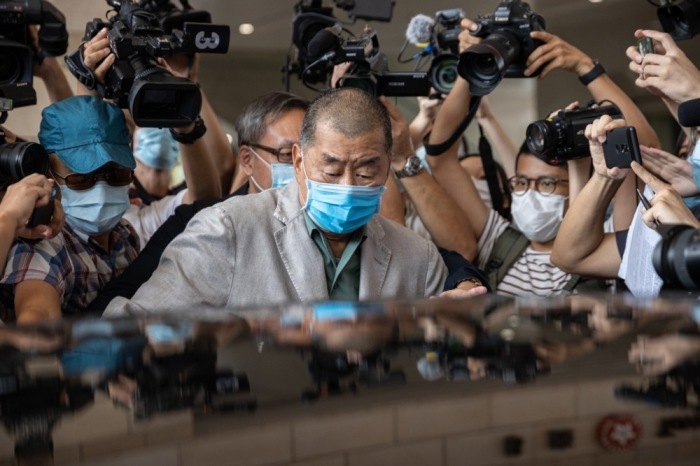 Der Hongkonger Medienunternehmer Jimmy Lai verlässt das Gericht. Der Demokratieaktivist wurde zu 20 Jahren Haft verurteilt. Foto: EPA/Jerome Favre