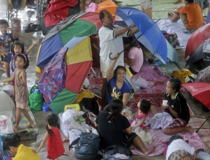 Evakuierte Familien suchen in einem Turnsaal Zuflucht, während Supertaifun Fung-wong über die Philippinen zieht und starke Regenfälle sowie Überschwemmungen verursacht. Foto: epa/Francis R. Malasig