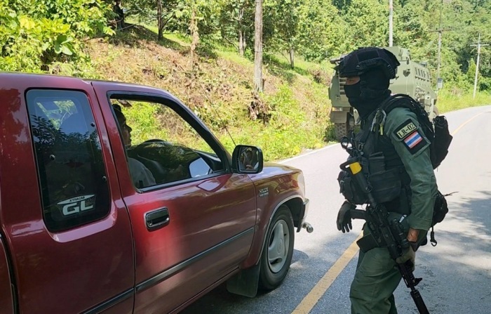 Ein Soldat kontrolliert ein Fahrzeug an einem Kontrollpunkt in einer der südlichen Grenzprovinzen. Nach den jüngsten Bombenanschlägen haben die Behörden die Sicherheitsmaßnahmen verstärkt. Foto: epa/Nakharin Chinnawornkomol