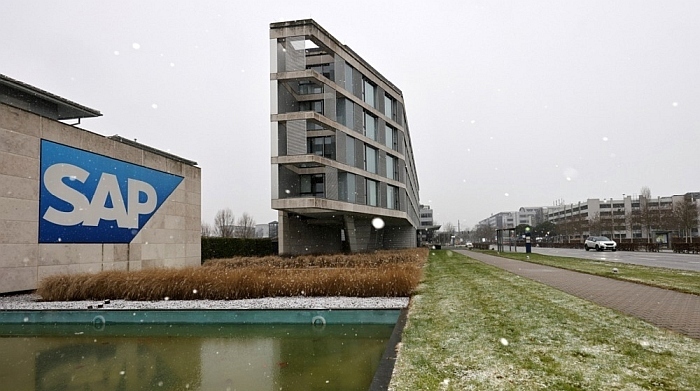 Ein Blick auf ein Logo der SAP am Hauptsitz in Walldorf. Foto: EPA-EFE/RONALD WITTEK