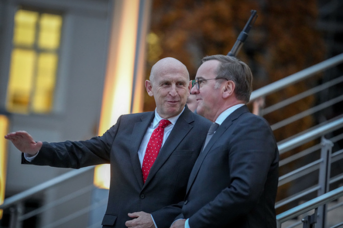 Boris Pistorius (SPD, r), Bundesminister der Verteidigung, empfängt John Healey, Verteidigungsminister aus Großbritannien, zu einem Treffen europäischer Verteidigungsminister. Foto: Kay Nietfeld/dpa