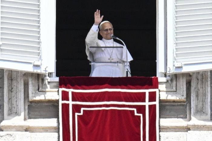Papst Leo XIV. leitet das „Regina Caeli“-Gebet auf dem Petersplatz. Foto: epa/Riccardo Antimiani