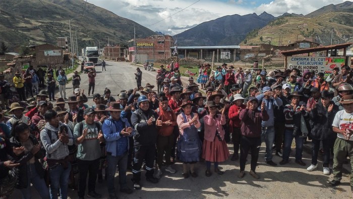 Die Straßenblockade in Peru geht weiter, während die Demonstranten den Rücktritt des Präsidenten fordern. Foto: epa/Aldair Mejia