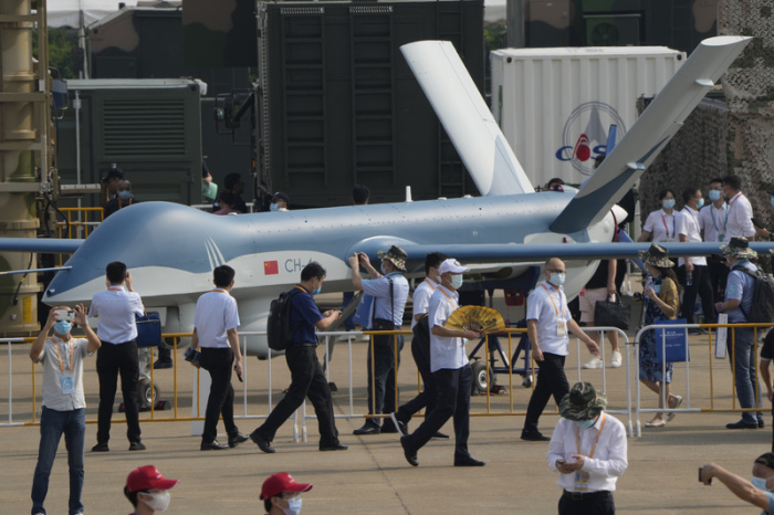 Besucher gehen auf Luftfahrtmesse in Zhuhai an einer chinesischen CH-4-Drohne vorbei, einem wichtigen Exportprodukt der Rüstungsindustrie. Foto: dpa/Ng Han Guan