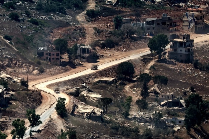 Ein israelisches Militärfahrzeug mit Schutznetz gegen FPV-Drohnen patrouilliert auf libanesischer Seite nahe der Grenze zu Israel. Foto: Atef Safadi/epa