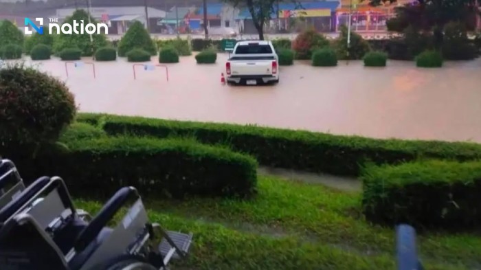 Parkplatz vor Thoeng Hospital unter Wasser: Tropensturm Wipha setzt Gelände und Zufahrt unter Wasser. Foto: The Nation