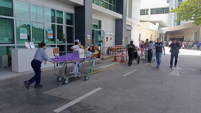 Aufgrund des Brandes wurden zahlreiche Patienten vorsichtshalber evakuiert. Foto: Pattaya Message