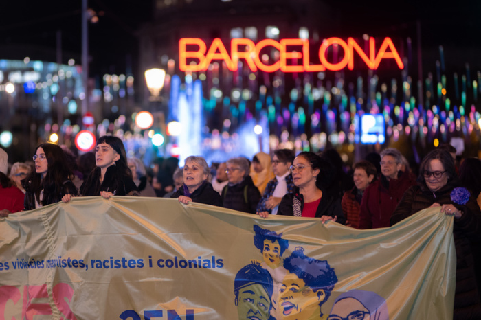 Zahlreiche Menschen nehmen am internationalen Tag gegen Gewalt an Frauen an einer Kundgebung teil. Foto: Lorena Sopêna/Europa Press/dpa
