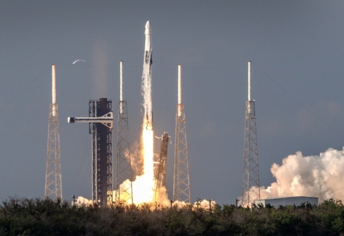 Eine Falcon-9-Rakete startet die SpaceX-Mission CRS-34 mit Versorgungsgütern zur Internationalen Raumstation ISS. Foto: epa/Cristobal Herrera-ulashkevich