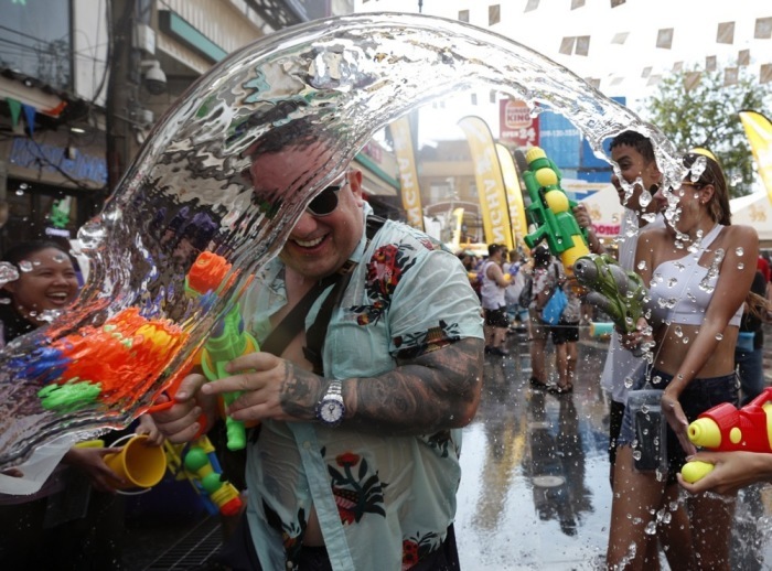 Wasserschlachten prägen das Songkran-Fest, während die Behörden landesweit Maßnahmen für Sicherheit und Verkehrslenkung umsetzen. Foto: epa/Rungroj Yongrit