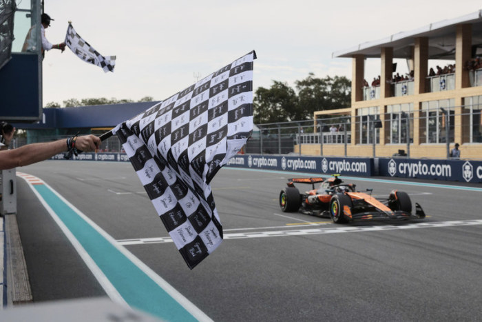 Formel-1-Weltmeisterschaft, Grand Prix von Miami. Der australische McLaren-Pilot Oscar Piastri überquert die Ziellinie und gewinnt. Foto: Shawn Thew/epa Pool Via Ap/dpa