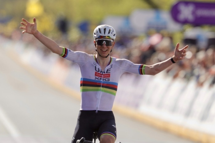 Tadej Pogacar gewinnt die Flandern-Rundfahrt über 164,1 Kilometer rund um Oudenaarde souverän. Foto: epa/Olivier Matthys