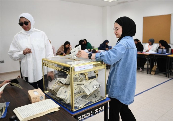 Kuwaitis geben während der Parlamentswahlen in Kuwait-Stadt ihre Stimmen in einem Wahllokal ab. Foto: epa/Noufal Ibrahim