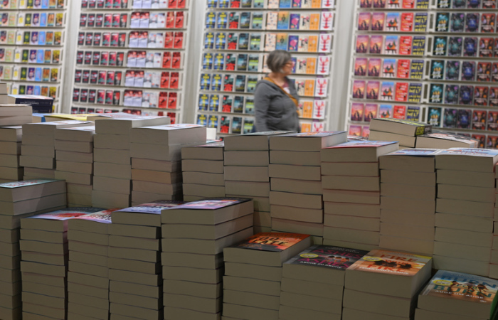 Gestapelte Taschenbücher am Stand des DTV-Verlags beim Aufbau der 77. Frankfurter Buchmesse. Foto: Arne Dedert/dpa