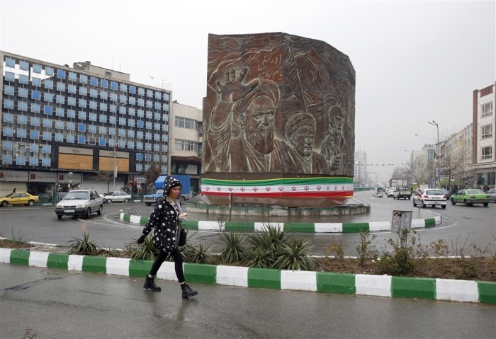 Eine Frau spaziert über den Enghelab-Platz (Revolutionsplatz) im Zentrum von Teheran. Foto: epa/Abedin Taherkenareh
