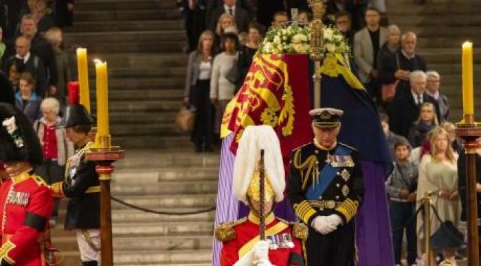 Großbritanniens König Karl III. bei der Staatsaufbahrung der britischen Königin Elisabeth II. im Palast von Westminster in London. Foto: epa/Uk Parlament/roger Harris Hando