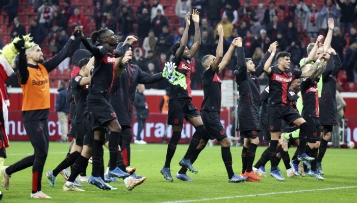 Die Spieler von Leverkusen feiern mit ihren Fans nach dem Sieg in der deutschen Bundesliga. Foto: epa/Christopher Neundorf