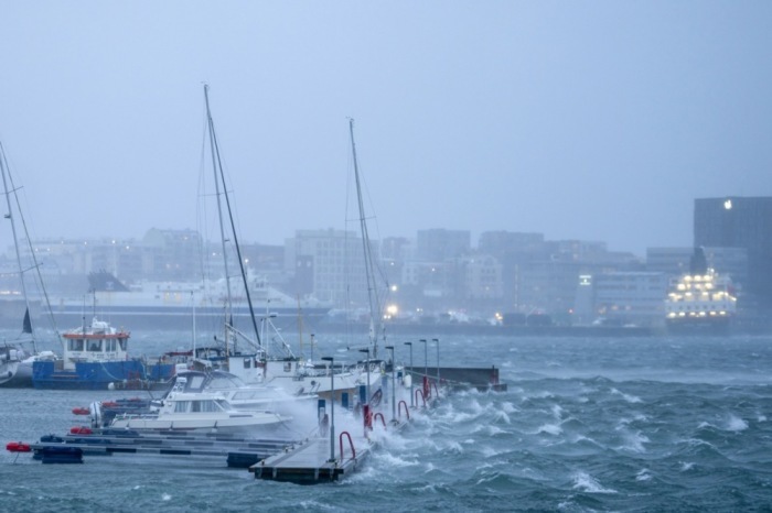 Boote im Hafen von Bodo bei extremen Wetterbedingungen, die der Sturm Ingunn mit sich brachte. Foto: epa/Per-inge Johnsen