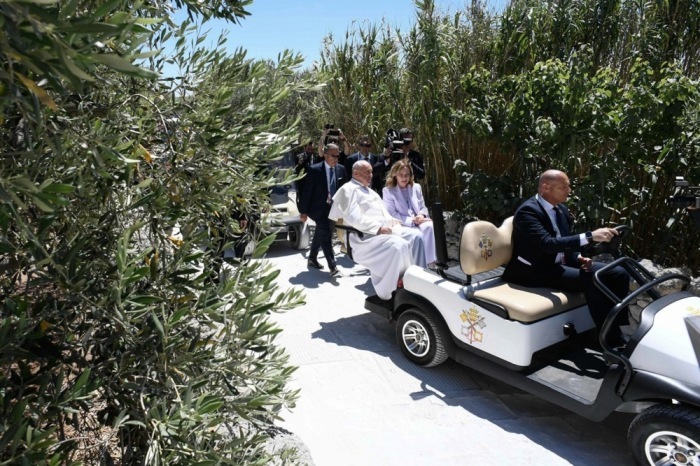 Papst Franziskus trifft die Staats- und Regierungschefs der G7 während des 50. Gipfels in Borgo Egnazia. Foto: epa/Vatican Media Handout