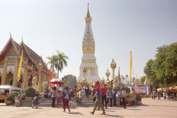 Da lokale Händler für Unordnung im Wat Phra That Phanom sorgen und dadurch die Ernennung des Tempels zum UNESCO-Weltkulturerbe gefährden, werden sie für einen Monat verbannt, bis neue Regeln entwickelt wurden. Foto: Jahner