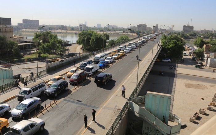 Die Fahrzeuge warten in einer langen Schlange an der al-Sinak-Brücke im Zentrum von Bagdad. Foto: epa/Ahmed Jalil