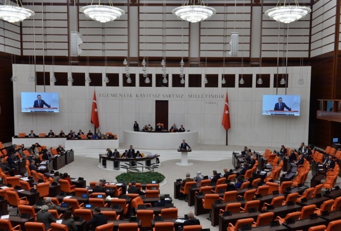 Die Mitglieder des türkischen Parlaments nehmen an der Sitzung vor der Abstimmung über einen Gesetzentwurf zum NATO-Beitritt Schwedens teil. Foto: epa/Necati Savas