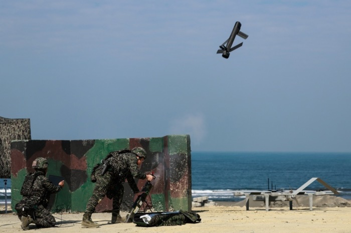 Marineangehörige starten während einer Gefechtsübung in Kaohsiung eine Angriffsdrohne und demonstrieren Taiwans militärische Einsatzbereitschaft Foto: epa/Ritchie B. Tongo