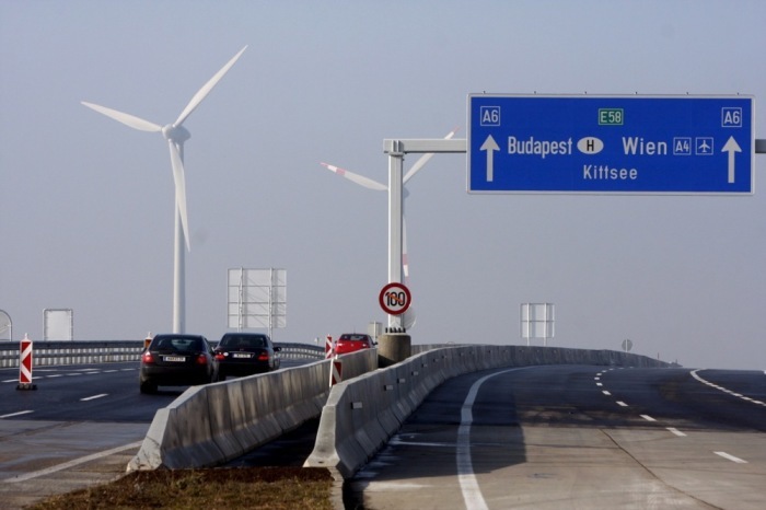 Gesamtansicht der Autobahn A6 an der slowakisch-österreichischen Grenzkontrollstelle Jarovce-Kittssee. Foto: epa/Tomas Hudcovic