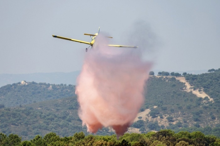 Ein Löschflugzeug bekämpft einen Waldbrand nahe dem Naturpark Despeñaperros in Südspanien. Foto: EPA/Jose Manuel Pedrosa