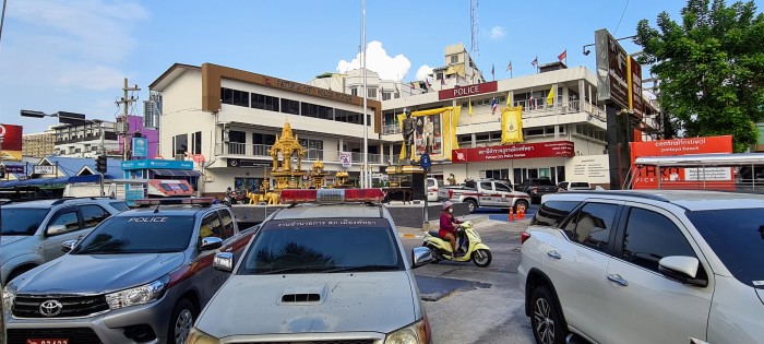 Die Polizeistation Pattaya an der Beach Road neben der Soi 9, ein entscheidender Ort für die Anzeige von Verbrechen und die Aufrechterhaltung der öffentlichen Sicherheit in der Stadt. Foto: Rüegsegger