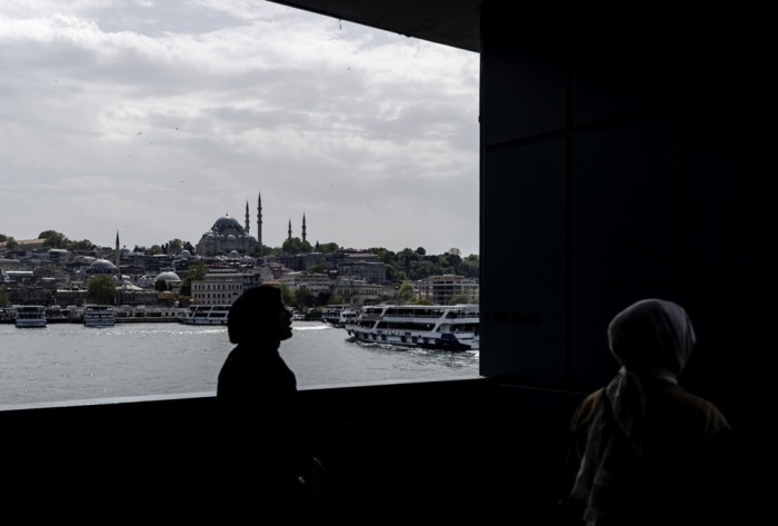 Leute gehen über die Galata-Brücke, im Hintergrund die Süleymaniye-Moschee. Foto: epa/Erdem Sahin