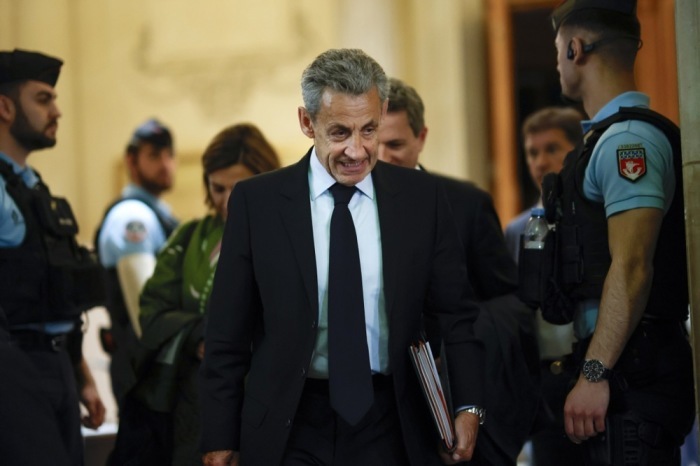 Ex-Präsident Nicolas Sarkozy verlässt das Pariser Gericht während des Berufungsprozesses zur mutmaßlichen Libyen-Finanzierung. Foto: epa/Yoan Valat