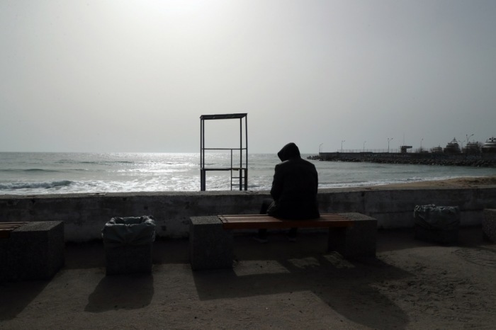 Ein Mann blickt auf den menschenleeren Strand von Odessa. Der Krieg hat den Tourismus in der ukrainischen Hafenstadt nahezu zum Erliegen gebracht. Foto: Nuno Veiga/epa