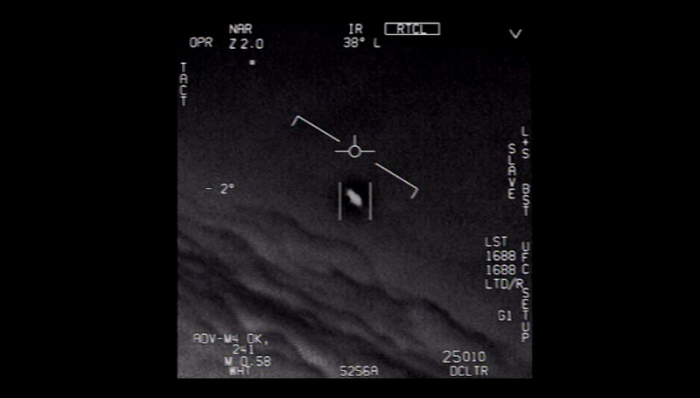 Das Standbild eines vom US-Verteidigungsministerium veröffentlichten Videos zeigt ein Unidentifiziertes Flugobjekt, das von Piloten der US-Marine gesichtet wurde. Foto: U.S. Department of Defense/dpa