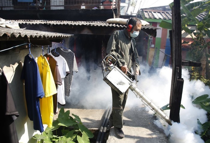 Ein thailändischer Gesundheitsbeamter versprüht in einer Gemeinde in Bangkok Chemikalien zur Abtötung von Moskitos als Vorsichtsmaßnahme gegen das Dengue-Fieber. Foto: epa/Narong Sangnak